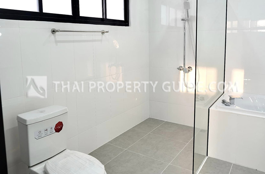 House with Shared Pool in Bangnatrad 